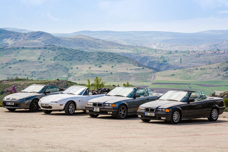 Yazilikaya, Turquia - 4 de maio de 2017 Quatro carros convertíveis do vintage na viagem por estrada imagem de stock Yazilikaya, Turquia - 4 de maio de 2017 Quatro carros convertíveis do vintage na viagem por estrada imagem de stock