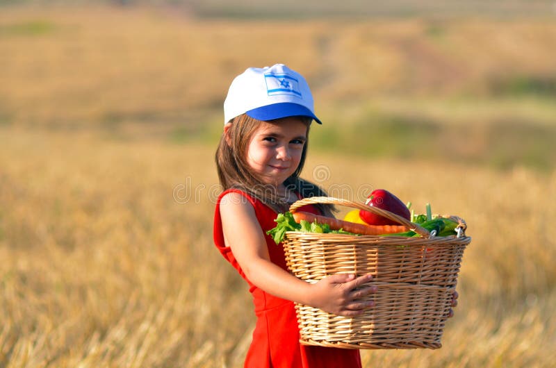 Żydowska Izraelicka dziewczyna z owocowym koszem na Shavuot Żydowskim wakacje fotografia stock Żydowska Izraelicka dziewczyna z owocowym koszem na Shavuot Żydowskim wakacje fotografia stock