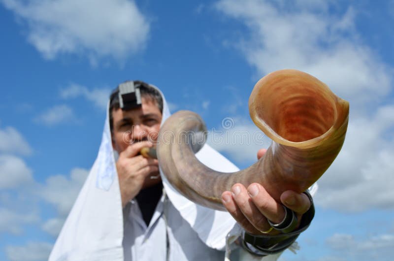 Żydowski mężczyzna ciosu Shofar zdjęcia stock Żydowski mężczyzna ciosu Shofar zdjęcia stock
