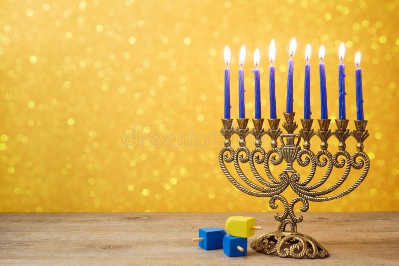 Żydowski wakacyjny Hanukkah tło z rocznika menorah i przędzalnianego wierzchołka dreidel nad światła bokeh zdjęcia stock Żydowski wakacyjny Hanukkah tło z rocznika menorah i przędzalnianego wierzchołka dreidel nad światła bokeh zdjęcia stock