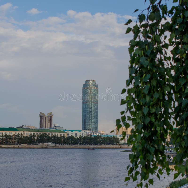 yekaterinburg Lata miasta krajobraz Widok Iset rzeka i Vysotsky wierza zdjęcie stock yekaterinburg Lata miasta krajobraz Widok Iset rzeka i Vysotsky wierza zdjęcie stock