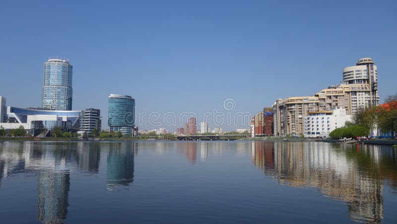 Yekaterinburg moderna hus av olika former på flodbanken fotografering för bildbyråer Yekaterinburg moderna hus av olika former på flodbanken fotografering för bildbyråer