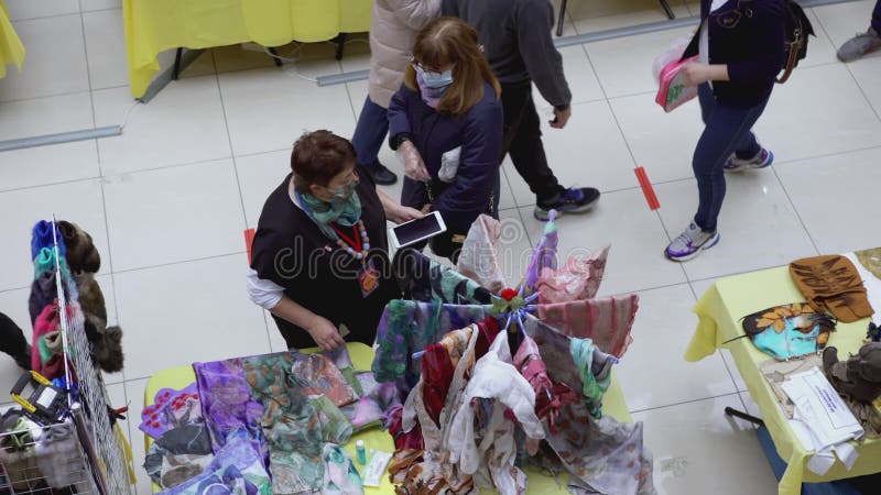 Yekaterinburg russia 25 febbraio 2022 : top view le persone scelgono e comprano beni sugli scaffali. arte. adulti e bambini