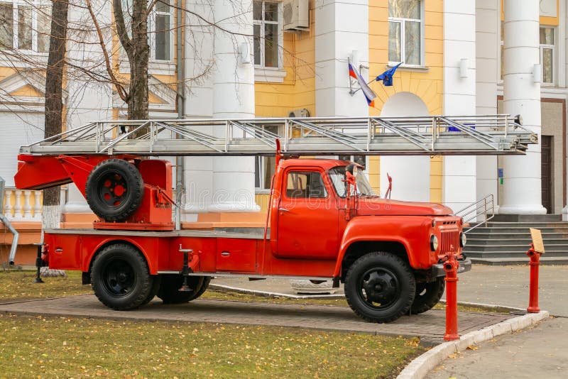 Yekaterinburg, Sverdlovsk Rusland - 10 23 2018: De oude Russische brandmotor en het Ural-Instituut van de Brandweer van de Staat stock foto's Yekaterinburg, Sverdlovsk Rusland - 10 23 2018: De oude Russische brandmotor en het Ural-Instituut van de Brandweer van de Staat stock foto's