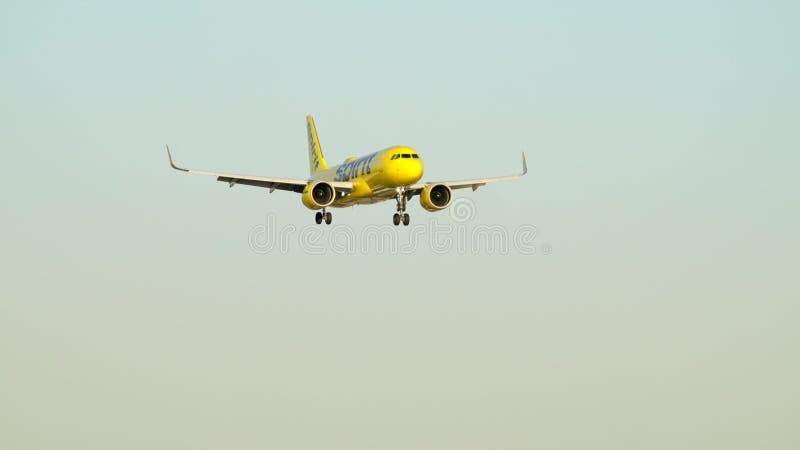 Yellow Apirit Jet Flugzeug nähert Landung 400mm Telephoto stock video footage