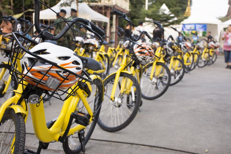 Žluté kolo pro cestovatele lidé, nájem na kole turné po Třesku Mod festival v Thung Khru Čtvrti na 9.