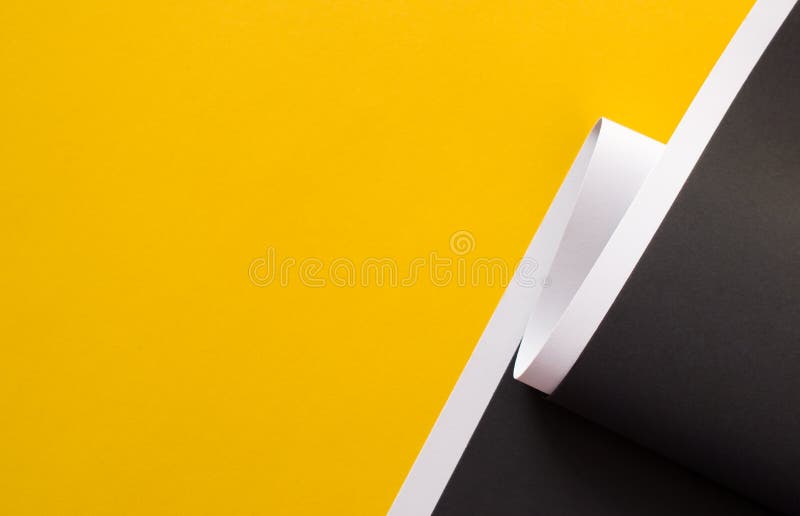 Nền đen và vàng trừu tượng được chia thành dải trắng để tạo sự cân bằng và tạo độ sâu cho bức ảnh. Với sự pha trộn giữa gam màu đen và vàng tinh tế và những đường nét hiện đại, bức ảnh sẽ khiến bạn phải trầm trồ kính phục.