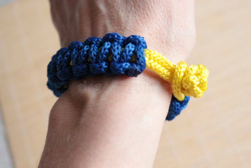 How to make a spiral bracelet: forward knot friendship bracelet - Twitchetts
