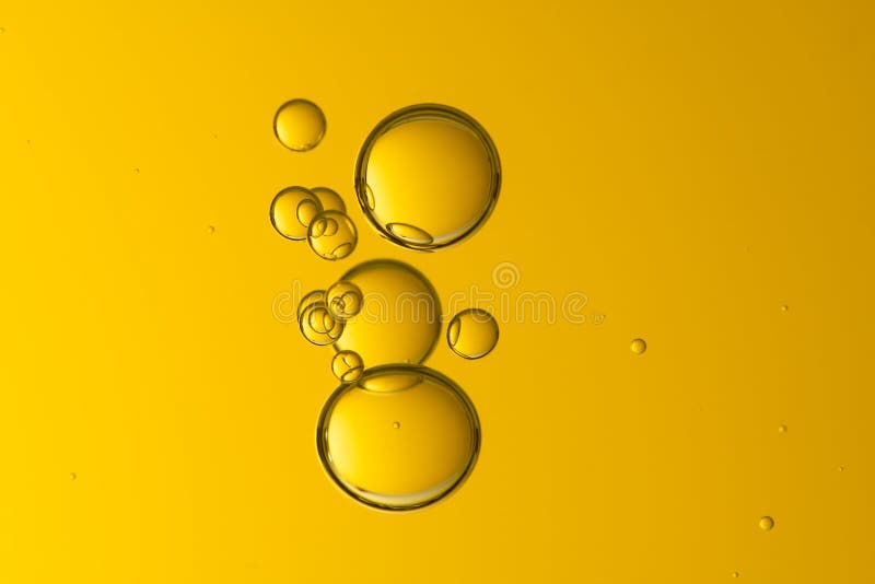 Gul olja med bubblor i