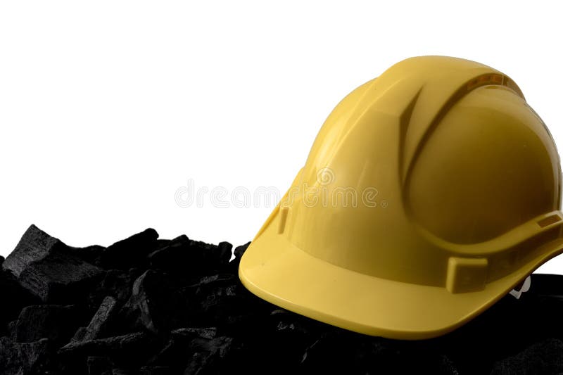 Pălărie galbenă dură și cărbune izolate pe fond transparent, cu tăierea tăiată simbolică a resurselor industriei miniere royalty free stock photography