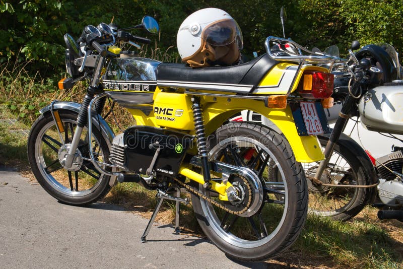 https://thumbs.dreamstime.com/b/yellow-kreidler-florett-amc-rs-yellow-kreidler-florett-amc-rs-oldtimer-motorbike-259845944.jpg