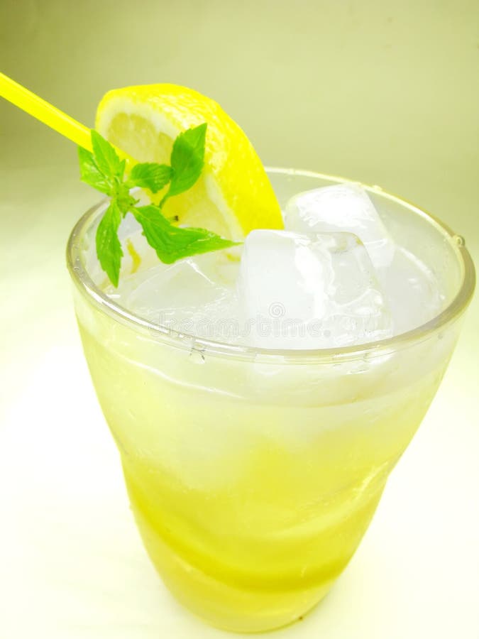 Yellow lemonade with lemon and ice
