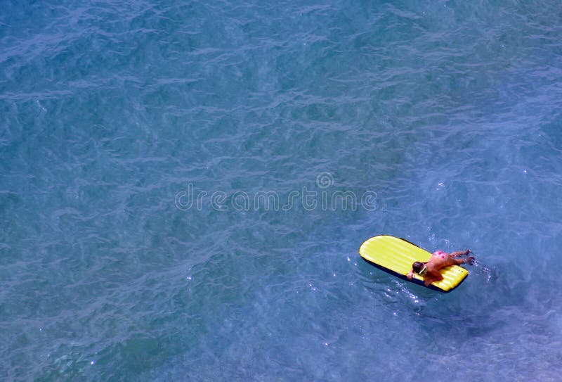 Joven sobre el el mar estera sobre el azul el mar vacío espacio.