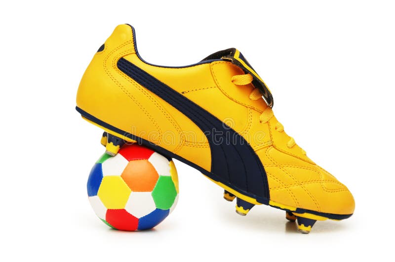 Giallo di calcio calzature e colore di calcio, isolato su bianco, più calzature nel mio portafoglio.