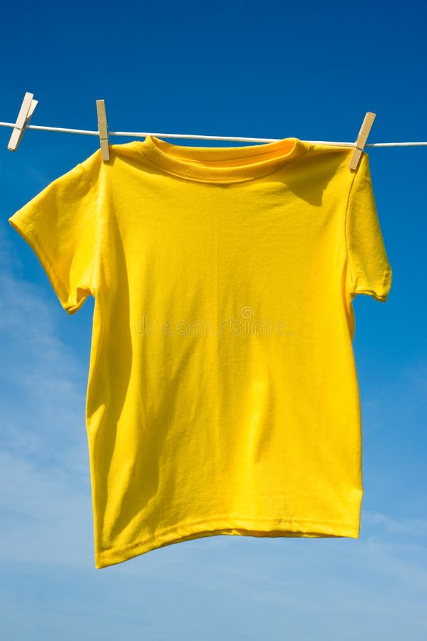 Žlté farebné tričká visí na oblečenie riadku na krásny, slnečný deň, pridať text alebo obrázok na košele alebo kopírovať priestor.