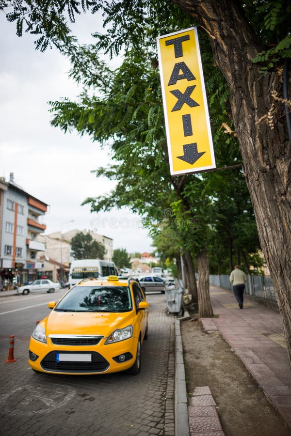 Yellow taxar parkeringsfläcken royaltyfri bild Yellow taxar parkeringsfläcken royaltyfri bild