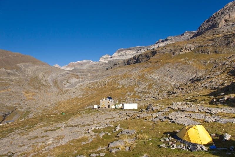 Yellow tent and in background refuge Goriz