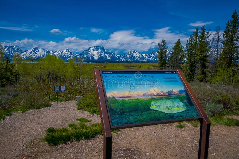 YELLOWSTONE, MONTANA, usa MAY 24, 2018: Zamyka up pouczający znak Teton pasmo i dolinny góra krajobraz zdjęcia royalty free YELLOWSTONE, MONTANA, usa MAY 24, 2018: Zamyka up pouczający znak Teton pasmo i dolinny góra krajobraz zdjęcia royalty free
