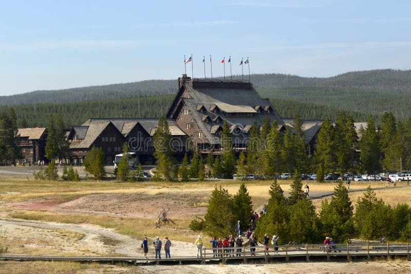 YELLOWSTONE NATIONALPARK, WYOMING, USA - AUGUSTI 23, 2017: Gammal trogen gästgivargård Gästgivargården lokaliseras rätt framme av fotografering för bildbyråer YELLOWSTONE NATIONALPARK, WYOMING, USA - AUGUSTI 23, 2017: Gammal trogen gästgivargård Gästgivargården lokaliseras rätt framme av fotografering för bildbyråer