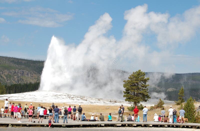 Yellowstone Vecchio Fedeli in eruzione, guardando la folla.