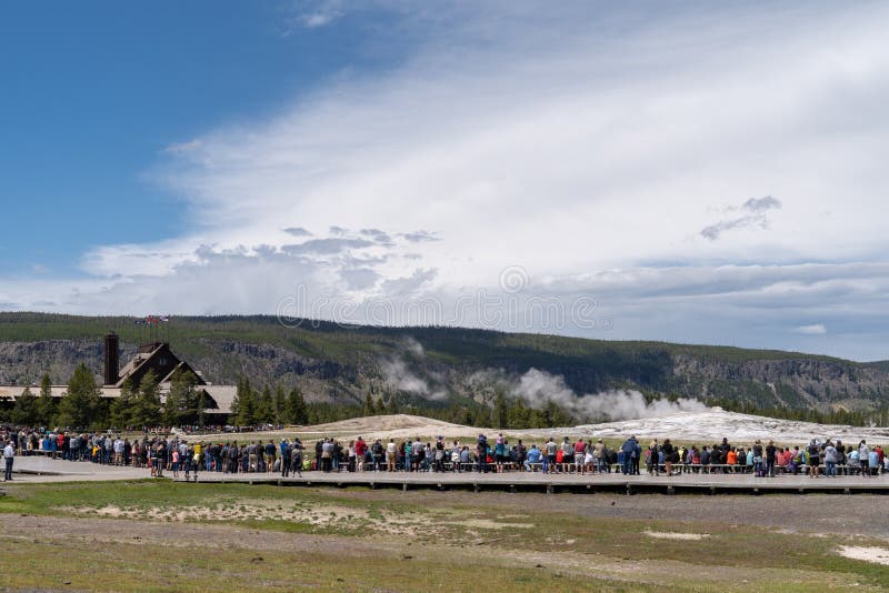 Yellowstone, Ουαϊόμινγκ: Πλήθη των τουριστών και της επίσκεψης παλαιό Faithfull προτού να εκραγεί στοκ εικόνες με δικαίωμα ελεύθερης χρήσης