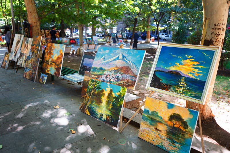 Yerevan, Armenië - 26 2016: Schilderijen Voor Verkopen in Het Park Van Martiros Saryan Vernissage Redactionele Afbeelding - Image of achtergrond: 90561510