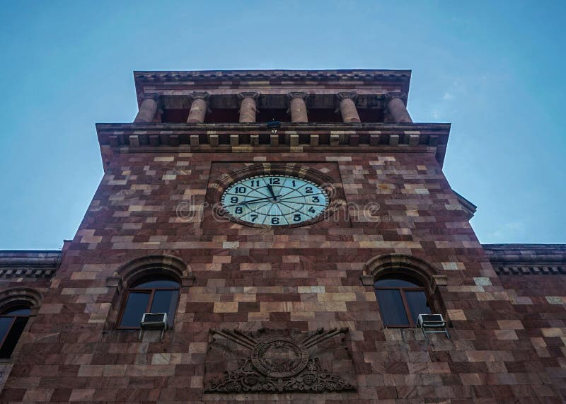 Ереван часовой. Площадь Республики Ереван башня с часами. Площадь Республики Ереван часы. Ереван часы на башне. На площади Еревана здание с часами.