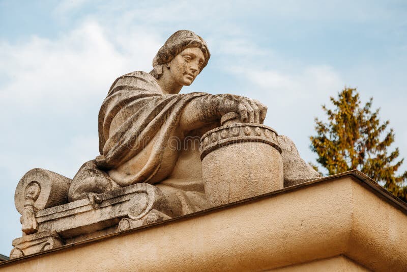 Yessentuki, territoire de Stavropol/Russie - 14 mai 2018 : Bains de boue de Semashko déesse du grec ancien de sculpture de la pro photographie stock Yessentuki, territoire de Stavropol/Russie - 14 mai 2018 : Bains de boue de Semashko déesse du grec ancien de sculpture de la pro photographie stock