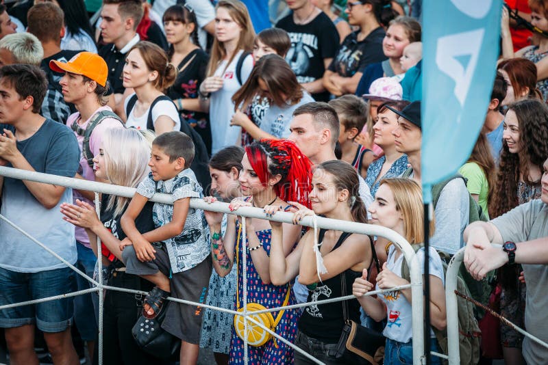 Yessentuki, território de Stavropol/Rússia - 12 de agosto de 2017: multidão de fãs no concerto fora atrás da cerca imagem de stock Yessentuki, território de Stavropol/Rússia - 12 de agosto de 2017: multidão de fãs no concerto fora atrás da cerca imagem de stock