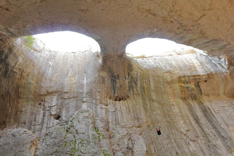 Yeux du ` s de caverne de Prohodna de Dieu photos stock Yeux du ` s de caverne de Prohodna de Dieu photos stock