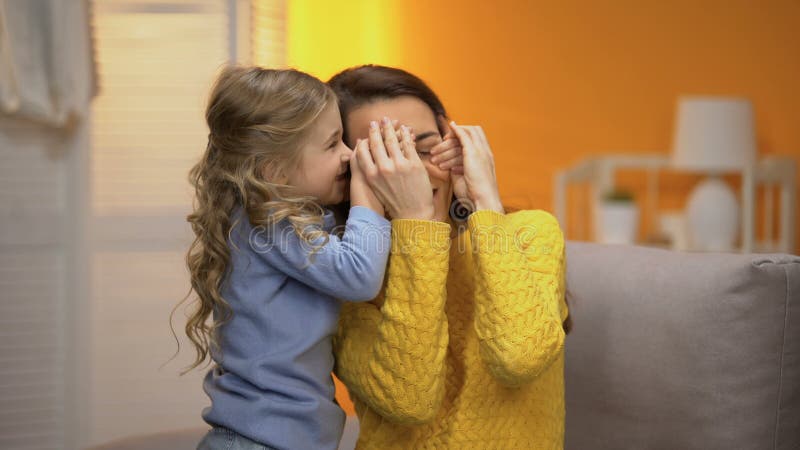 Yeux se fermants adorables de mères de petite fille avec des mains, moments heureux de famille clips vidéos