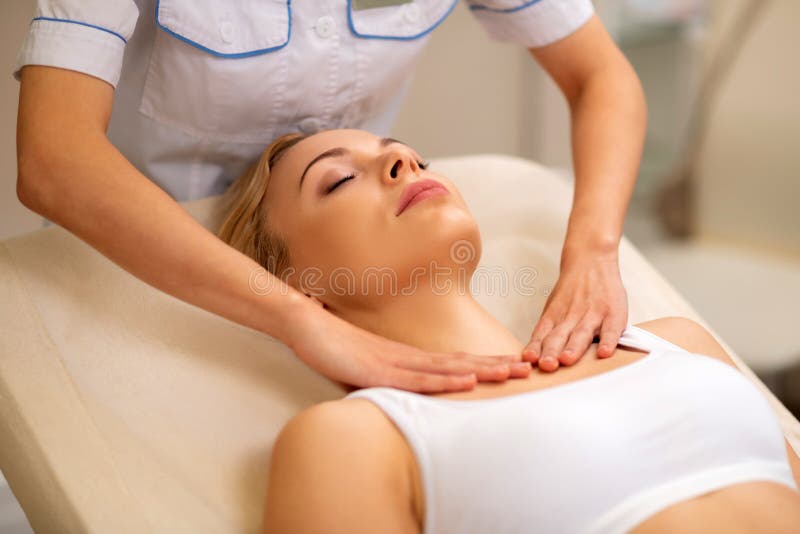 yeux se fermants de femme aux cheveux blonds tout en ayant le massage de cou photographie stock libre de droits yeux se fermants de femme aux cheveux blonds tout en ayant le massage de cou photographie stock libre de droits
