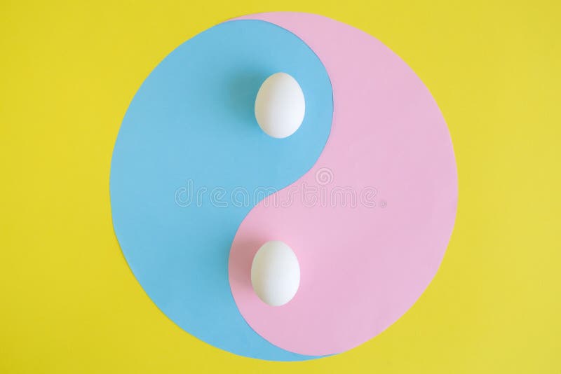 Yin yang abstrakt begrepp med ägg på gul bakgrund royaltyfria foton Yin yang abstrakt begrepp med ägg på gul bakgrund royaltyfria foton