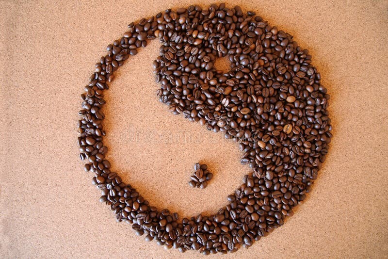 Yin-Yang koffiebonen op houten achtergrond stock fotografie Yin-Yang koffiebonen op houten achtergrond stock fotografie