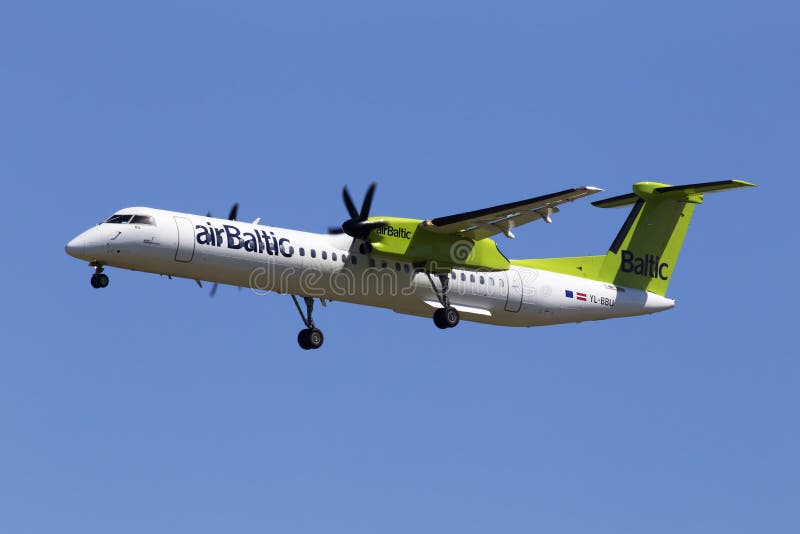YL-BBU De Havilland Kanada DHC-8-400 Lotniczy Bałtycki samolot na niebieskiego nieba tle obraz royalty free YL-BBU De Havilland Kanada DHC-8-400 Lotniczy Bałtycki samolot na niebieskiego nieba tle obraz royalty free