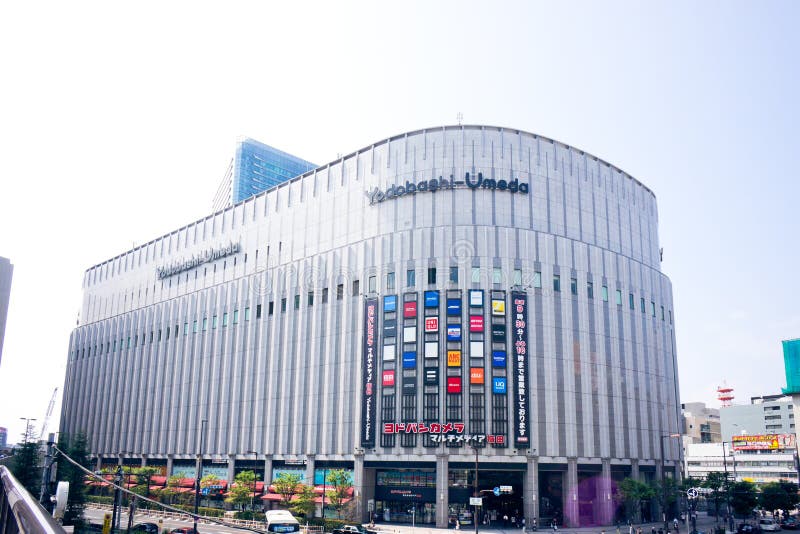 Yodobashi Umeda in Osaka, Japan ヨドãƒã‚·ã‚«ãƒ¡ãƒ©. Osaka, Giappone - 13 settembre 2012: Negozio di Yodobashi Umeda in Osaka Prefecture, Giappone. La macchina fotografica di Yodobashi è una catena famosa del rivenditore di elettronica nel Giappone.