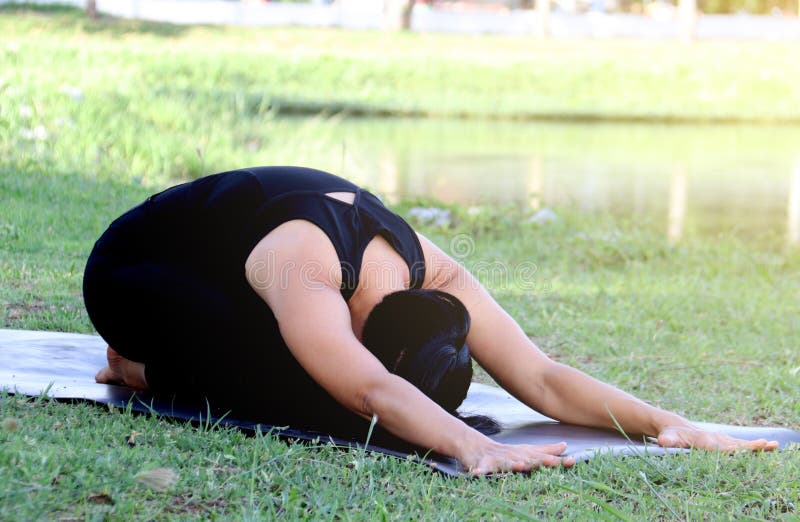Yoga asiática al aire libre, actitud de la práctica de la mujer del niño fotos de archivo Yoga asiática al aire libre, actitud de la práctica de la mujer del niño fotos de archivo