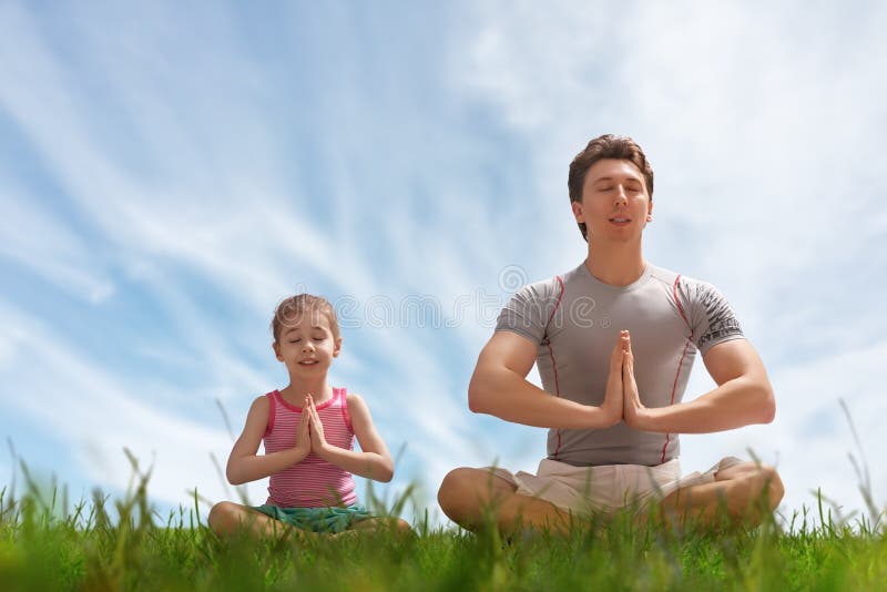 Yoga auf dem Gras lizenzfreie stockfotos Yoga auf dem Gras lizenzfreie stockfotos