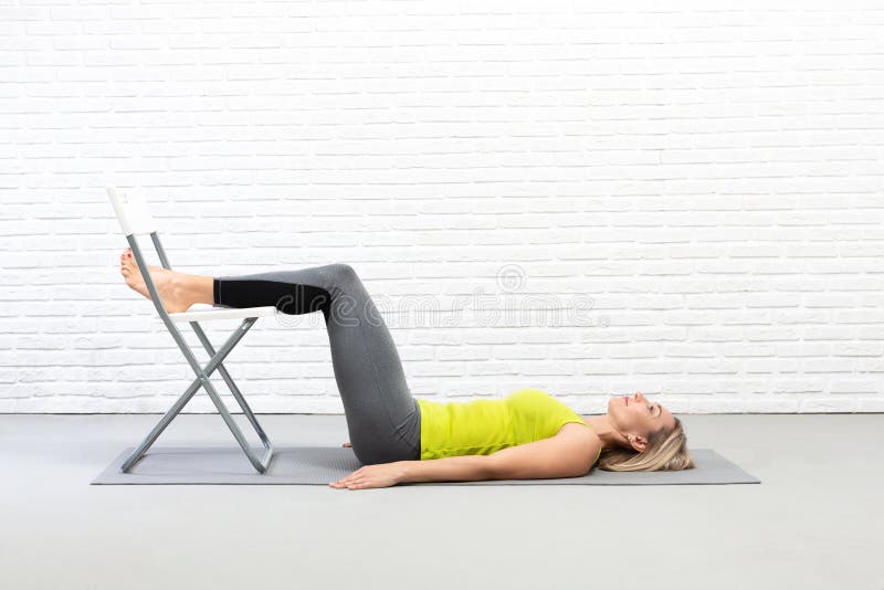 Pose De Chaise De Yoga. Femme En Tenue Attrayante En Rouge Sport