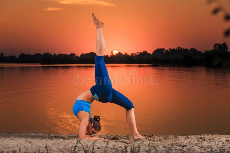 Yoga bij zonsondergang op het strand stock afbeeldingen Yoga bij zonsondergang op het strand stock afbeeldingen