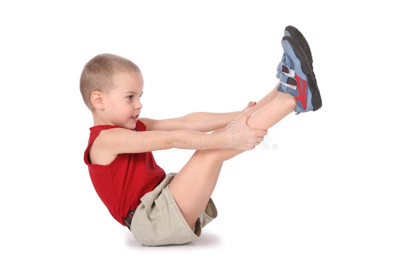 Yoga ragazzo con le gambe su bianco.