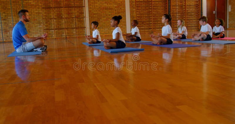 Yoga de enseignement d'instructeur de yoga aux enfants d'? cole? l'? cole 4k banque de vidéos