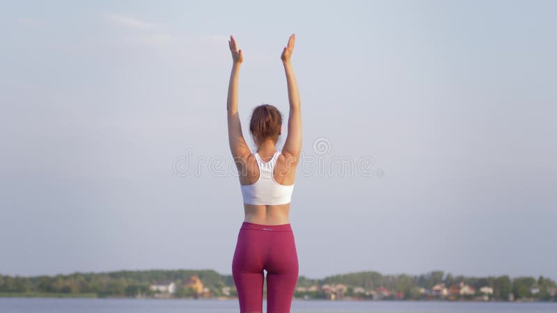 Yoga de forme physique, femme de sports avec la belle figure faisant le yoga tout en détendant et appréciant le calme spirituel d