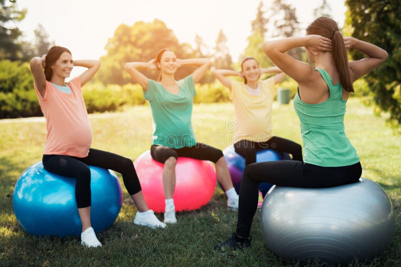 Yoga de grossesse Trois femmes enceintes dans le yoga en parc Ils font les exercices avec l'entraîneur photo libre de droits