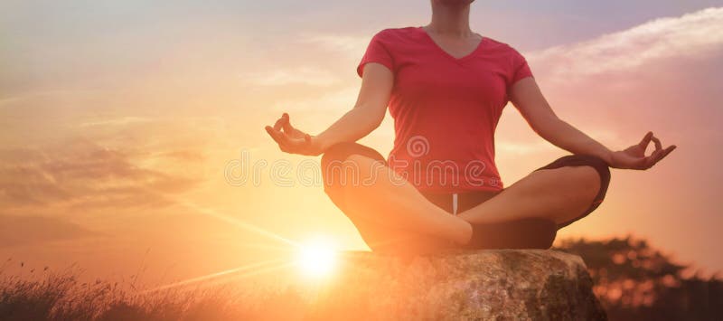 Yoga de la mujer que practica y que medita en el parque y al aire libre en fondo del verano foto de archivo Yoga de la mujer que practica y que medita en el parque y al aire libre en fondo del verano foto de archivo