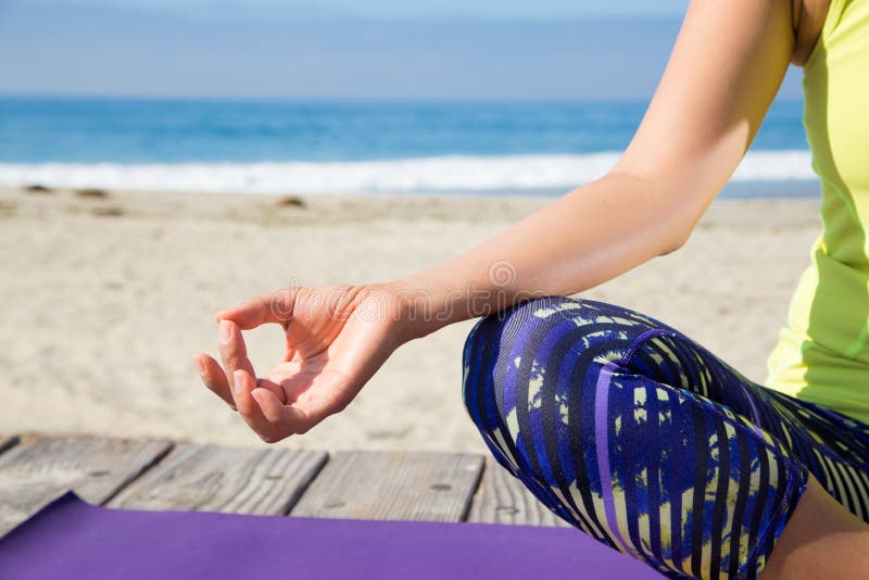 Yoga de pratique de femme asiatique à la plage image libre de droits Yoga de pratique de femme asiatique à la plage image libre de droits