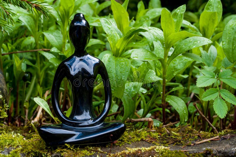 Yoga de pratique de jeune femme de silhouette et méditer à l'intérieur Sport, sain, concept de méditation images libres de droits Yoga de pratique de jeune femme de silhouette et méditer à l'intérieur Sport, sain, concept de méditation images libres de droits
