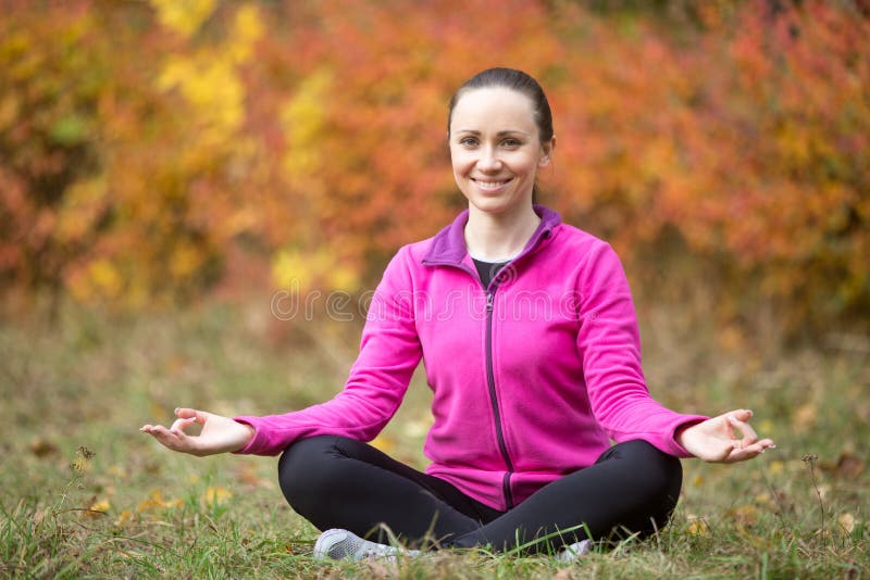 Yoga dehors : fille de yogi méditant photo libre de droits Yoga dehors : fille de yogi méditant photo libre de droits