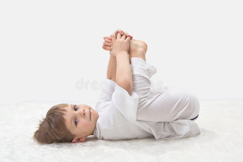 Yoga dei bambini. immagine stock libera da diritti Yoga dei bambini. immagine stock libera da diritti