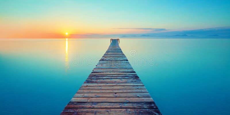 Yoga del mare di tramonto dell'ormone di calma di viaggio di meditazione della spiaggia del mare della passerella